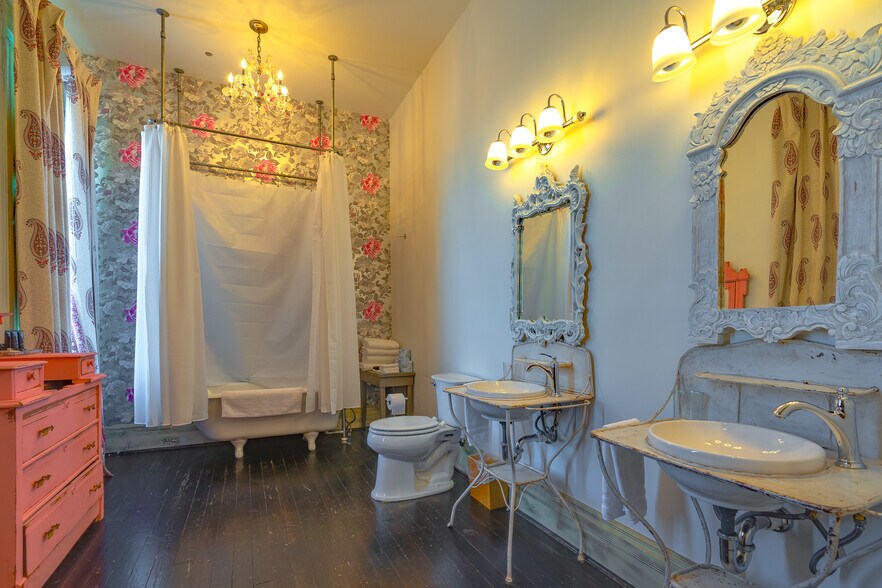 More Photos Of 221 W Main St, Tishomingo Hotel For Sale