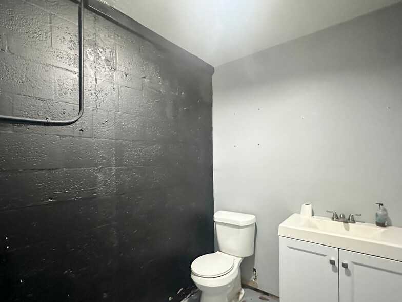 More Photos Of 1211 Okeechobee Rd, West Palm Beach Warehouse For Lease