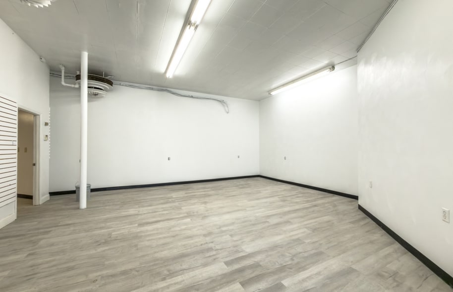 More Photos Of 3312 Cove Rd NW, Roanoke Storefront For Lease