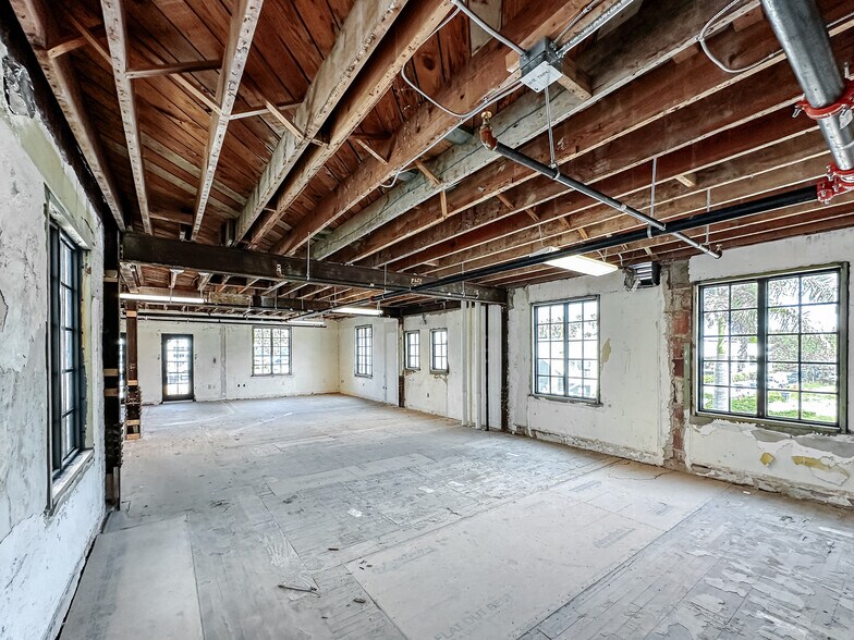 More Photos Of 601 Quay Commons, Sarasota Office For Sale