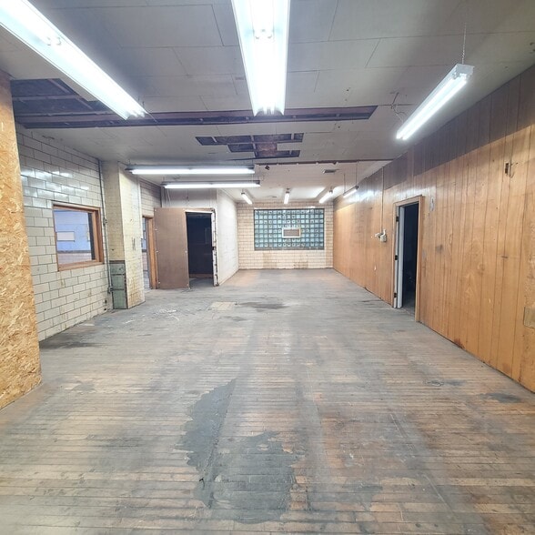 More Photos Of 405 N Main St, North Webster Showroom For Sale