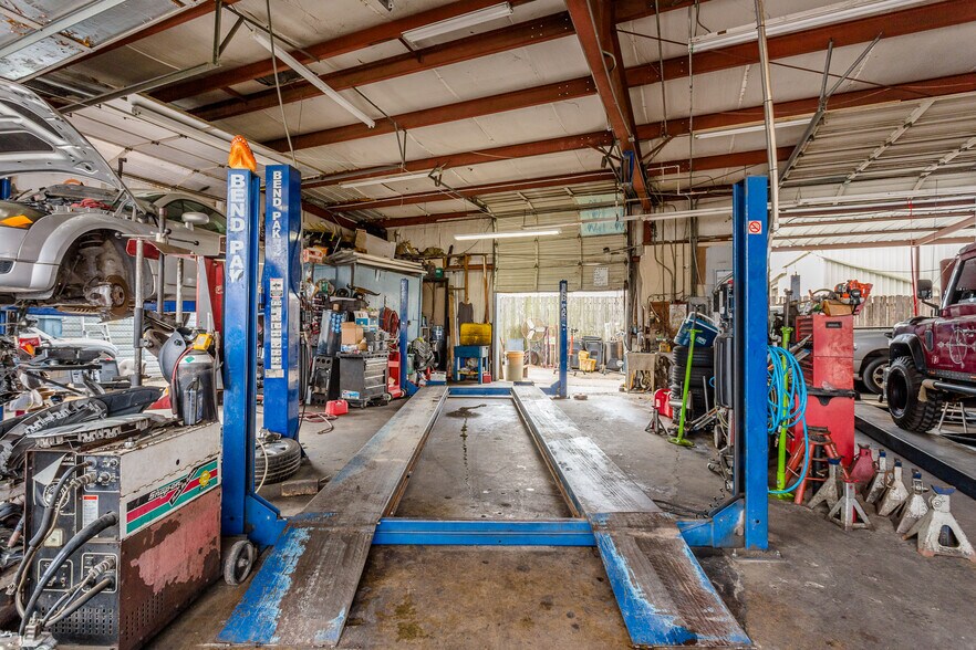 More Photos Of 8921 Daffodil Ave, Houston Auto Repair For Lease