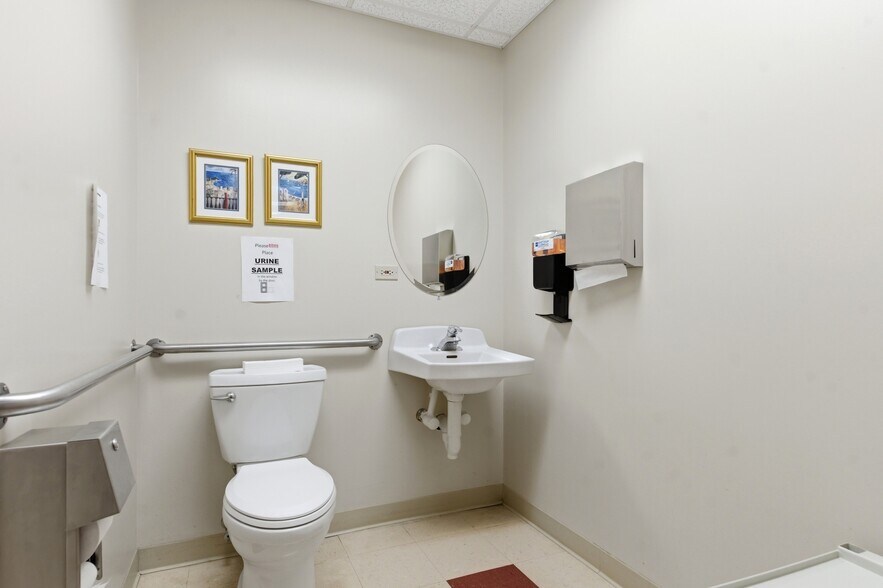 More Photos Of 1640 Willow Circle Dr, Crest Hill Medical For Sale