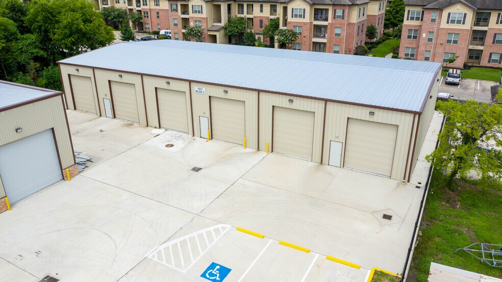More Photos Of 1631 Highway 6 S, Houston Warehouse For Lease