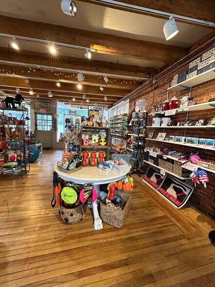 More Photos Of 135 Market St, Portsmouth Storefront Retail Residential For Sale