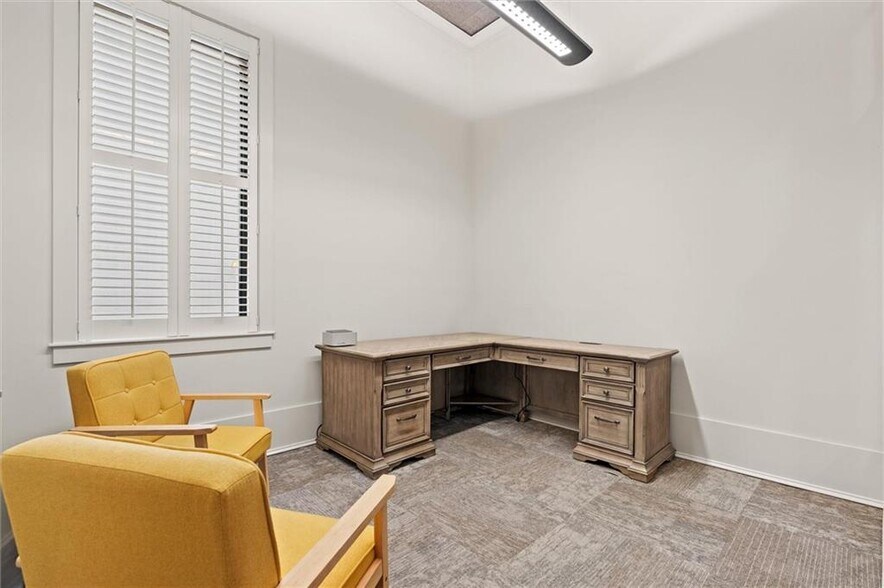 More Photos Of 7 N Royal St, Mobile Office For Sale