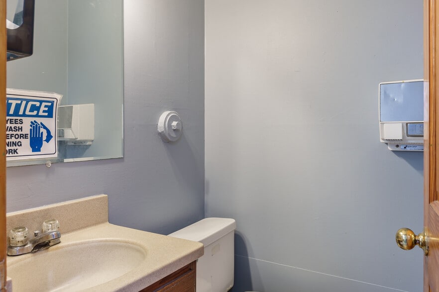 More Photos Of 3944 Auburn St, Rockford Warehouse For Lease