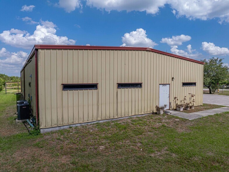 More Photos Of 2404 Longhorn Ave, Lakeland Manufacturing For Sale