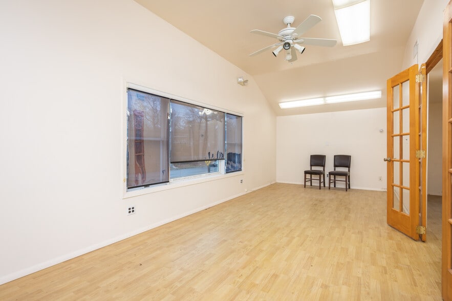 More Photos Of 62 Glen Cove Rd, Roslyn Heights Storefront Retail Office For Lease