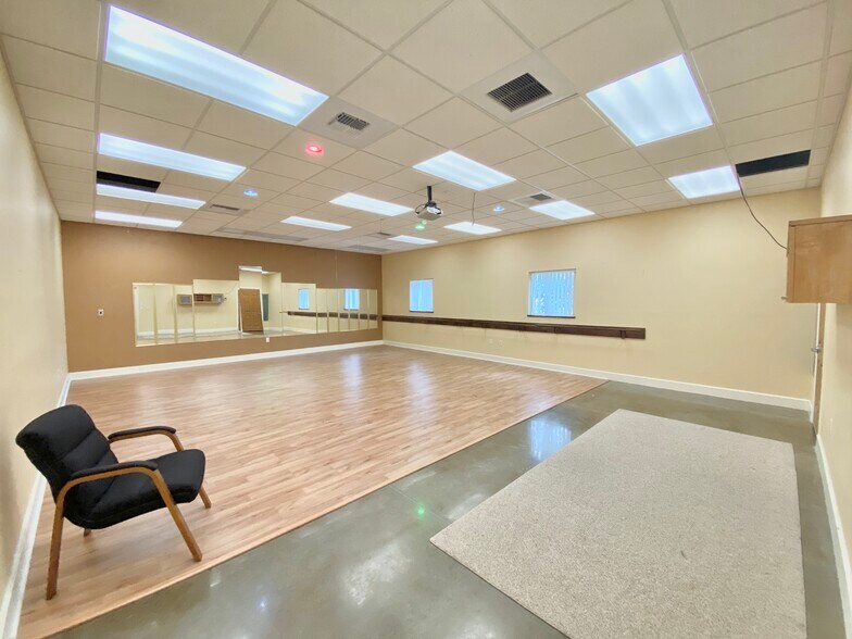More Photos Of 2050 N 62nd Ave, Saint Petersburg Office For Lease