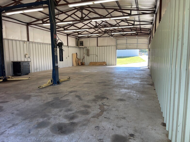 More Photos Of 15 Oak Dr, Shawnee Self Storage For Lease