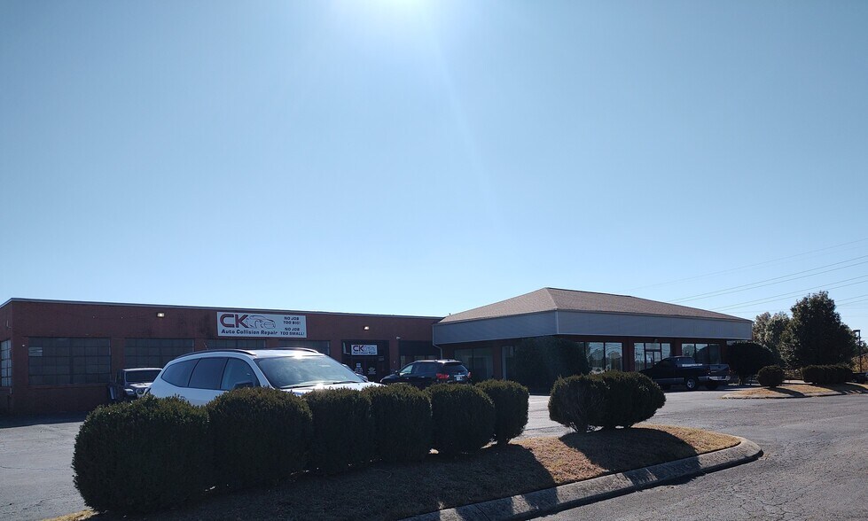 Primary Photo Of 1210 Madison St, Shelbyville Freestanding For Sale