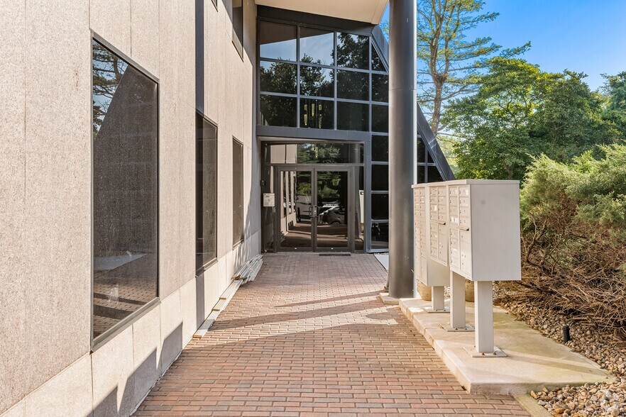 More Photos Of 609 W Johnson Ave, Cheshire Medical For Lease