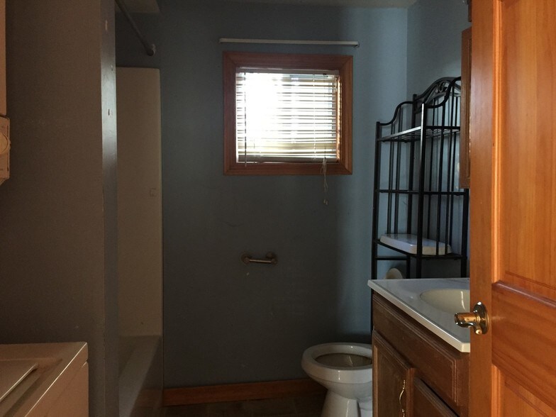 More Photos Of 260 S Main St, Bellingham Storefront Retail Residential For Lease