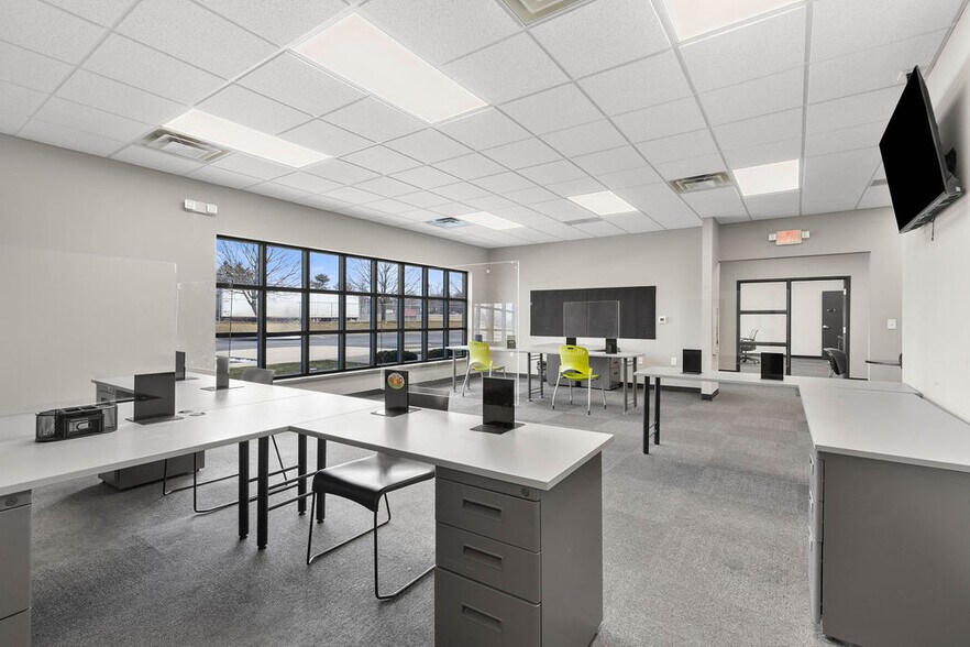 More Photos Of 3051 Delta Marine Dr, Reynoldsburg Light Manufacturing For Sale