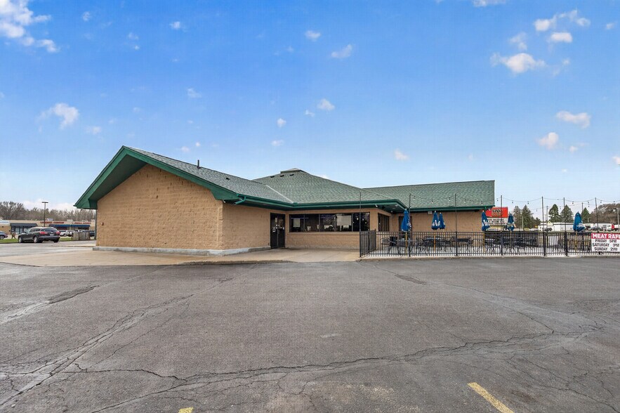 More Photos Of 17646 NE Central Ave, Ham Lake Restaurant For Sale