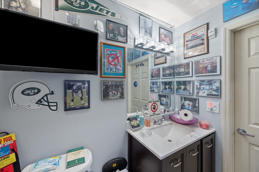 More Photos Of 1090 Knight's Trail Rd, North Venice Light Distribution For Sale