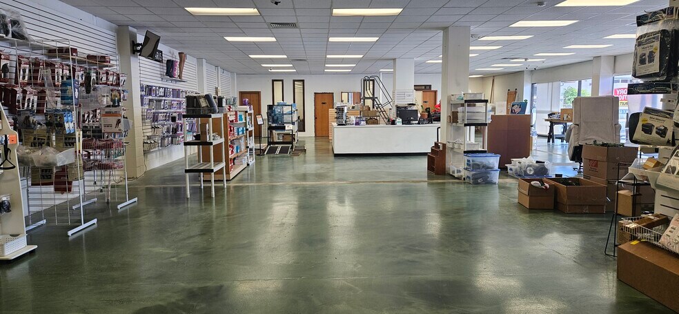 More Photos Of 2700 S King St, Honolulu Unknown For Lease