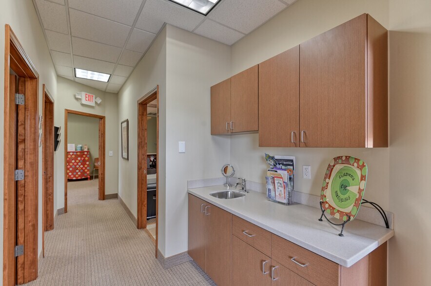More Photos Of 9700 park plaza Ave, Louisville Medical For Lease