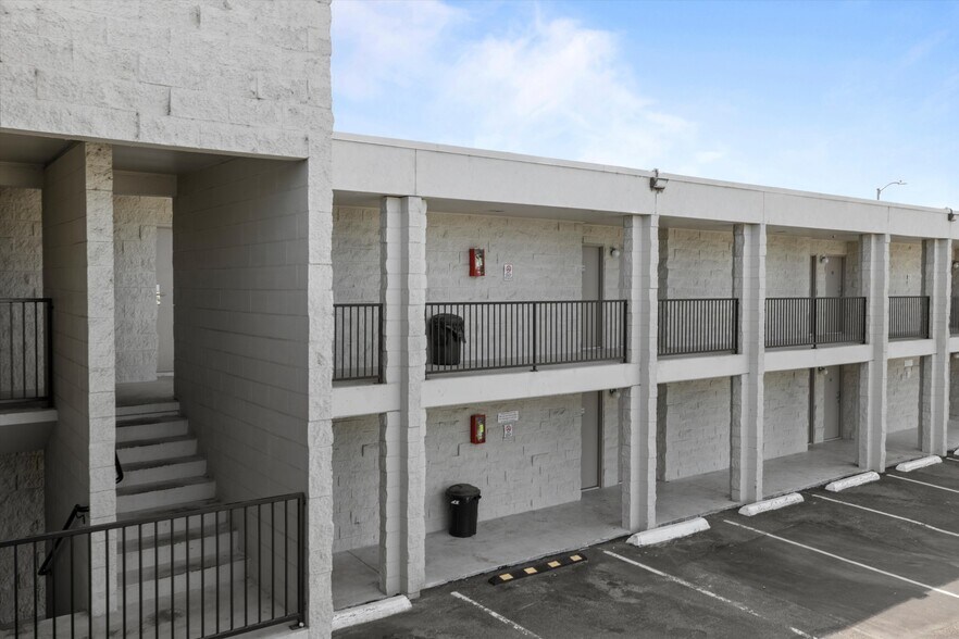 More Photos Of 720 W Lewis St, Pasco Hotel For Sale