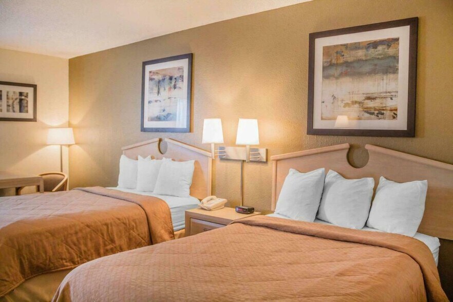 More Photos Of 1723 E Perry St, Port Clinton Hotel For Sale