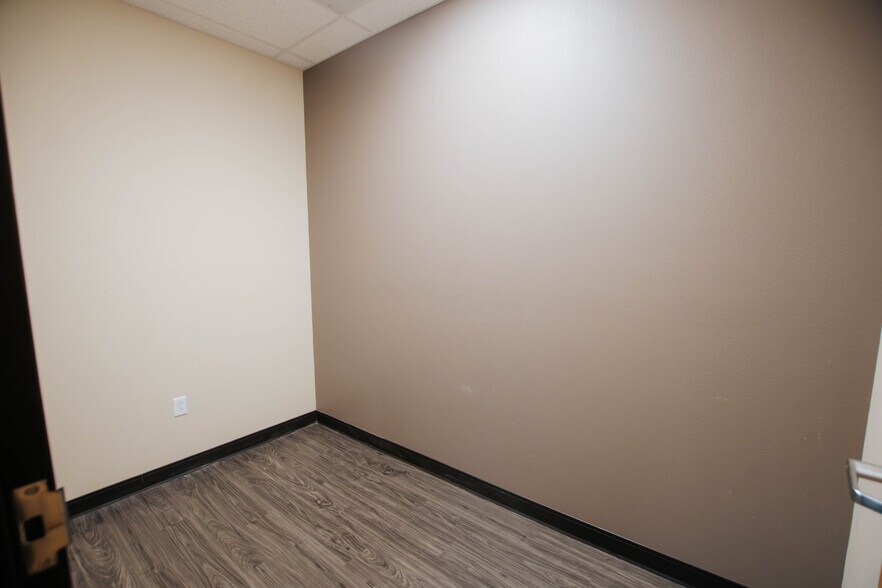 More Photos Of 9870 N Gateway Blvd, El Paso Office For Lease
