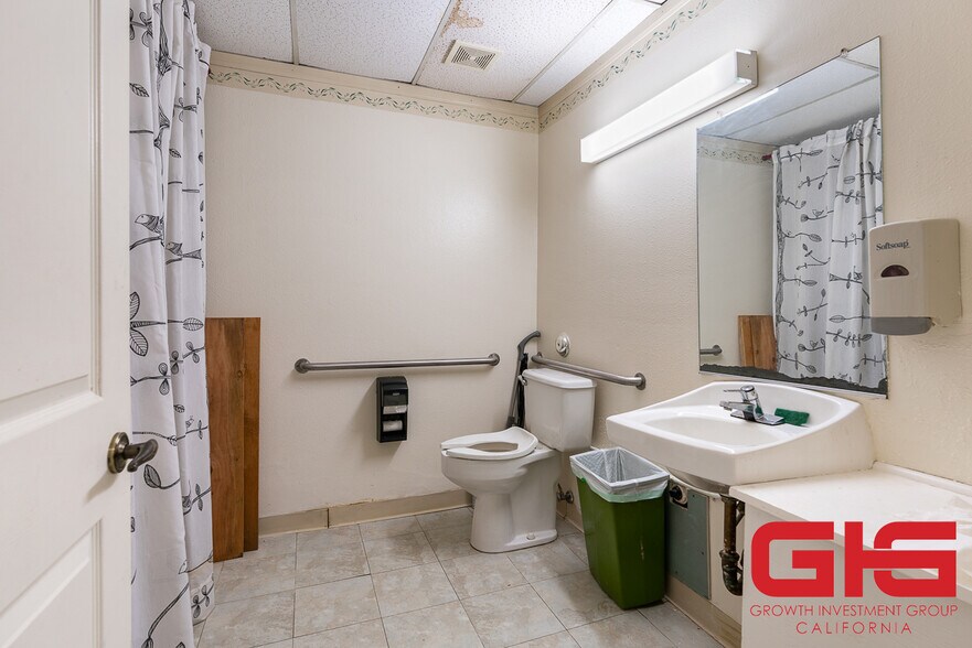 More Photos Of 6801 N Figueroa St, Los Angeles Convenience Store For Sale