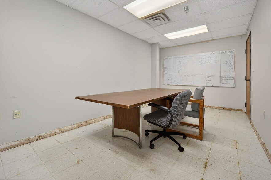More Photos Of 1400 N Kennedy Ave, Shawnee Office For Sale