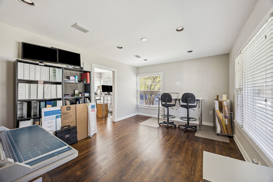 More Photos Of 2123 Northland Dr, Austin Office For Sale