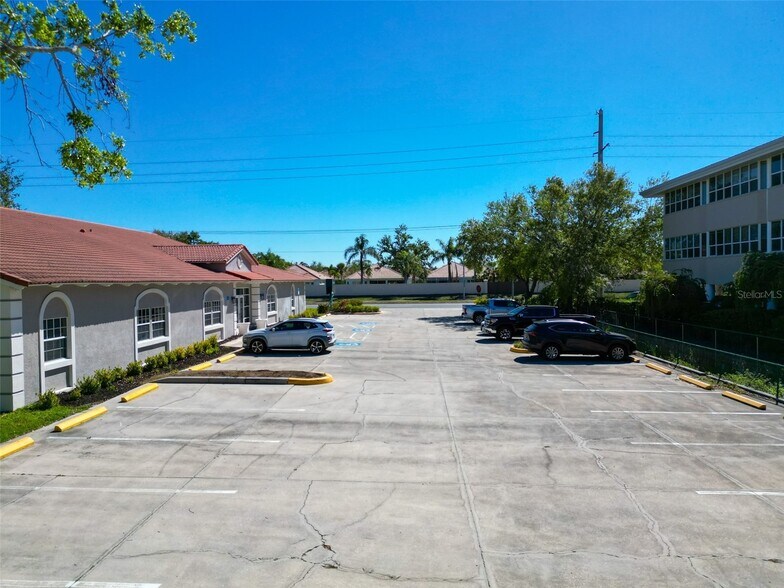 More Photos Of 7100 S Beneva Rd, Sarasota Office For Lease