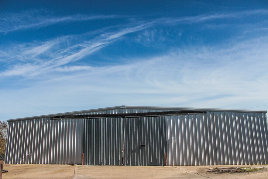 More Photos Of 1630 Highway 290 W, Brenham Showroom For Lease