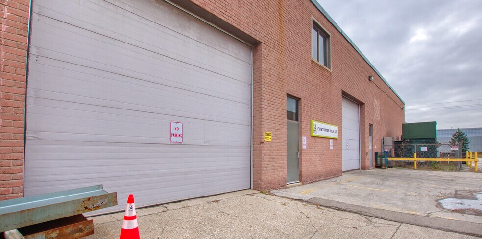 More Photos Of 2115 S Service Rd W, Oakville Warehouse For Sale