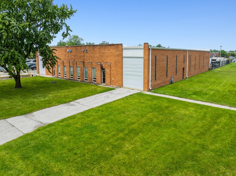 More Photos Of 2950 W 167th St, Markham Warehouse For Lease