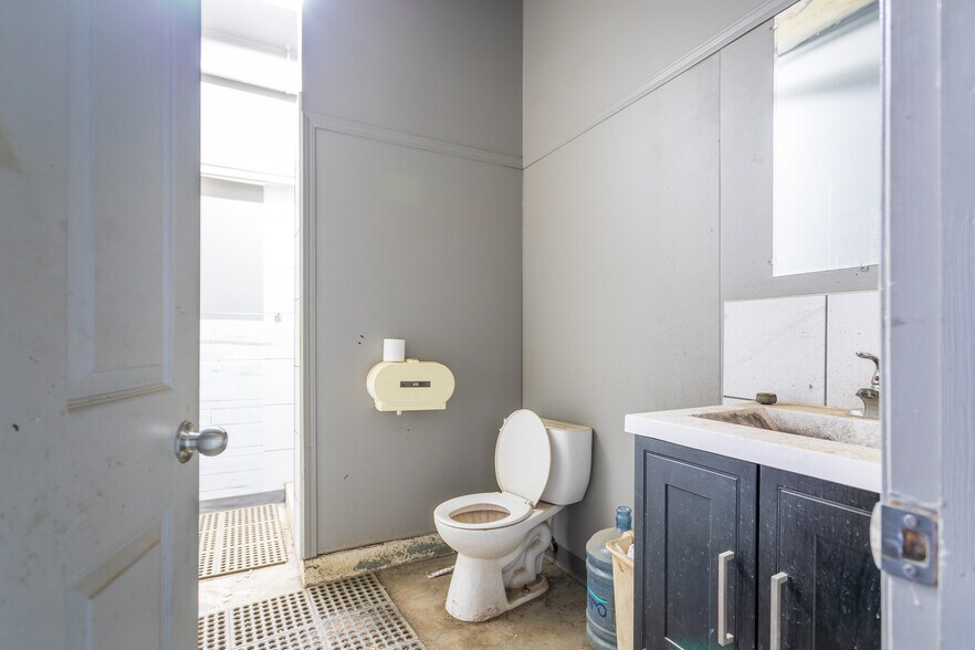 More Photos Of 310 Williams Industrial Dr, Neilburg Service For Sale