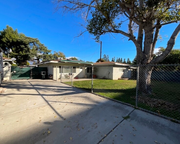 More Photos Of 1829 E Elm St, Ontario Veterinarian Kennel For Sale