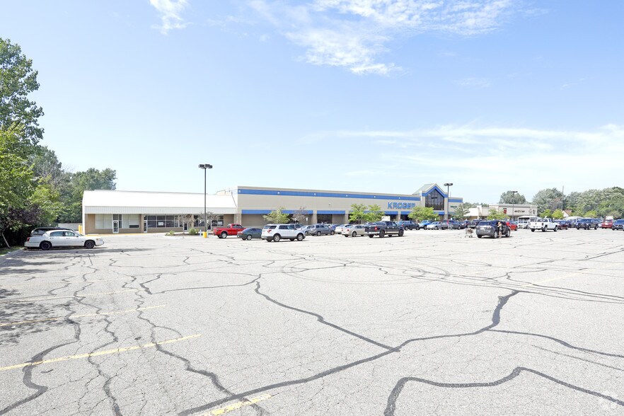 More Photos Of 124-210 Merriman Rd, Westland Storefront For Lease