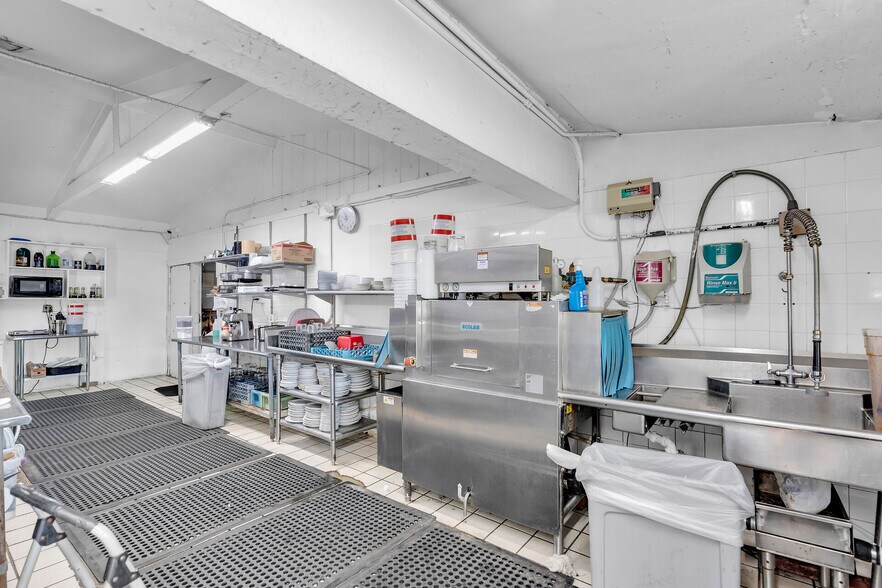 More Photos Of 700 Ocean Dr, Key Colony Beach Restaurant For Sale