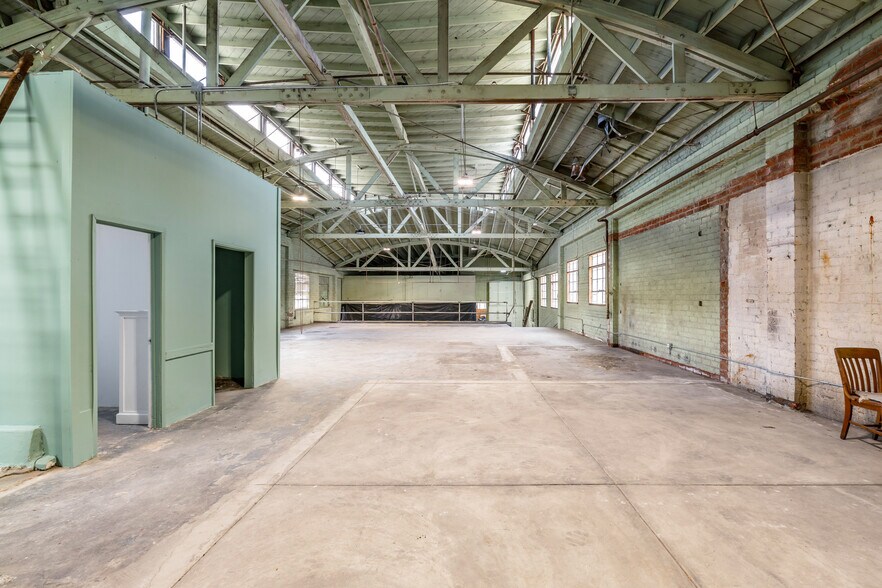 More Photos Of 320 S La Brea Ave, Inglewood Freestanding For Lease