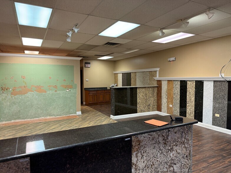 More Photos Of 307 W Main St, Plainfield General Retail For Lease
