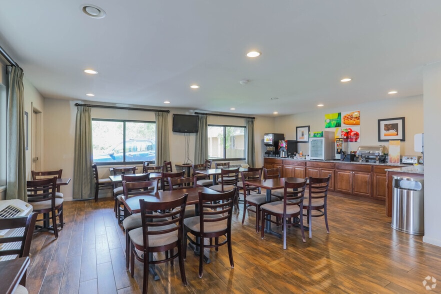 More Photos Of 1945 Southgate Pky, Cambridge Hotel For Sale