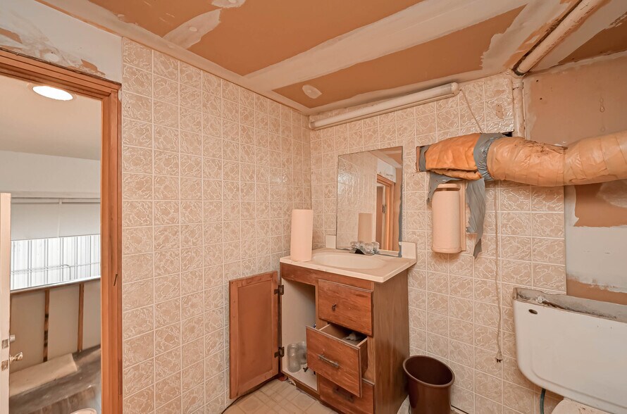 More Photos Of 3402 Amanda Ln, Houston Flex For Sale