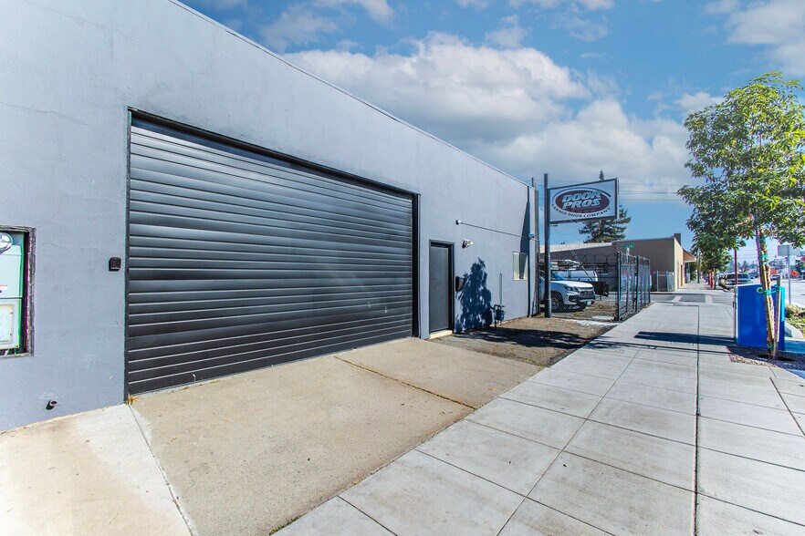 More Photos Of 2951 Middlefield Rd, Redwood City Service For Sale