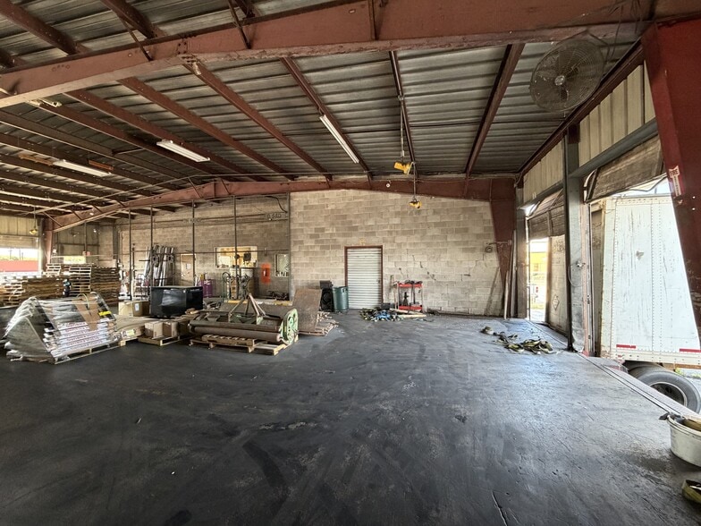More Photos Of 2026 W Malone Ave, San Antonio Warehouse For Sale