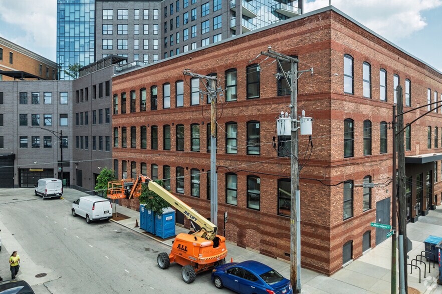 More Photos Of 1040 W Huron St, Chicago Apartments For Lease