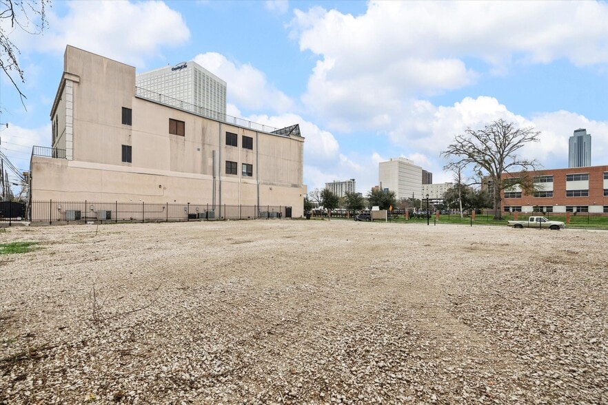 More Photos Of 5525 Westheimer Rd, Houston Freestanding For Lease