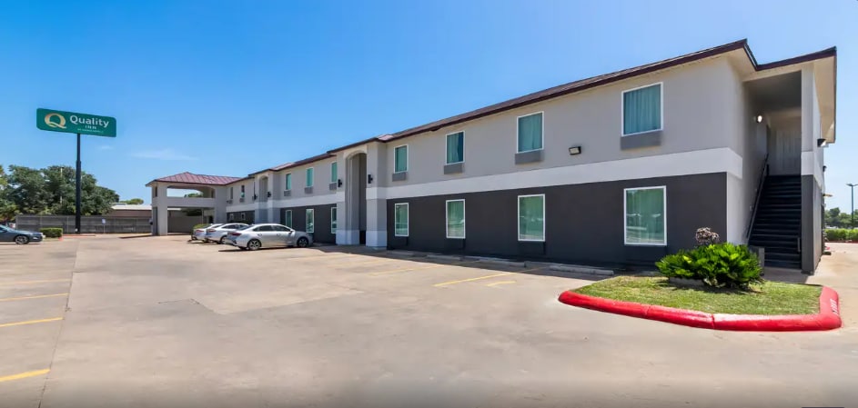 More Photos Of 106 Hasler Blvd, Bastrop Hotel For Sale