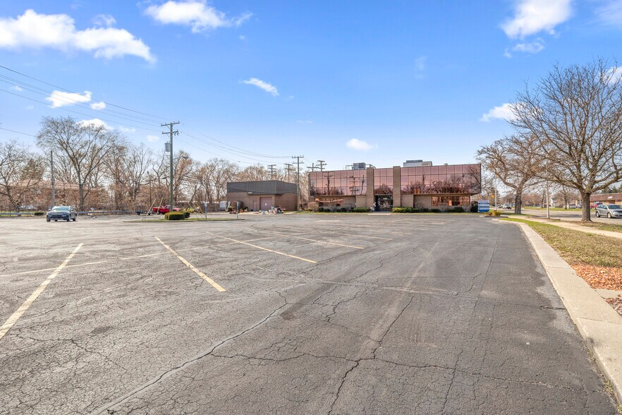 More Photos Of 25050 Outer Dr, Lincoln Park Office For Lease