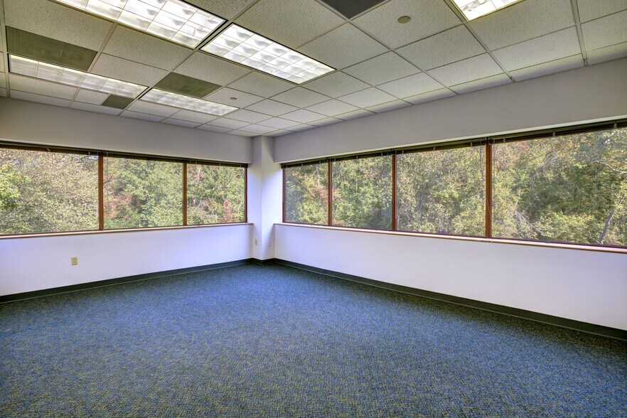 More Photos Of 5 Vaughn Dr, Princeton Office For Sale