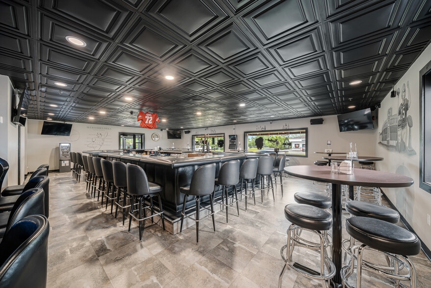 More Photos Of 689 Broadway, Berlin Restaurant For Sale