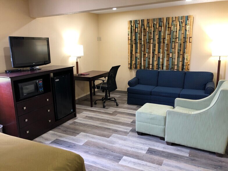 More Photos Of 2600 SE 16th St, Ames Hotel For Sale